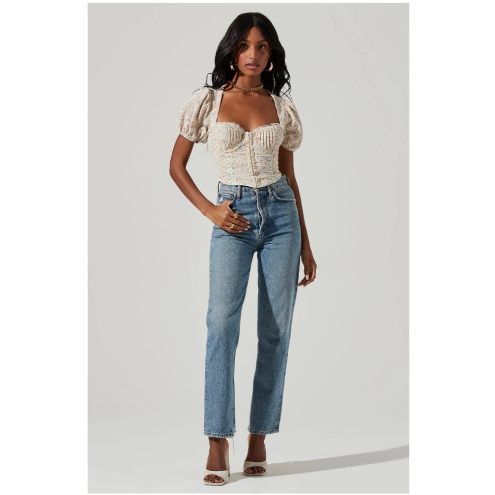 ASTR CUPPED FLORAL SHORT PUFF SLEEVE HOOK AND EYE TOP - Picture 2 of 5